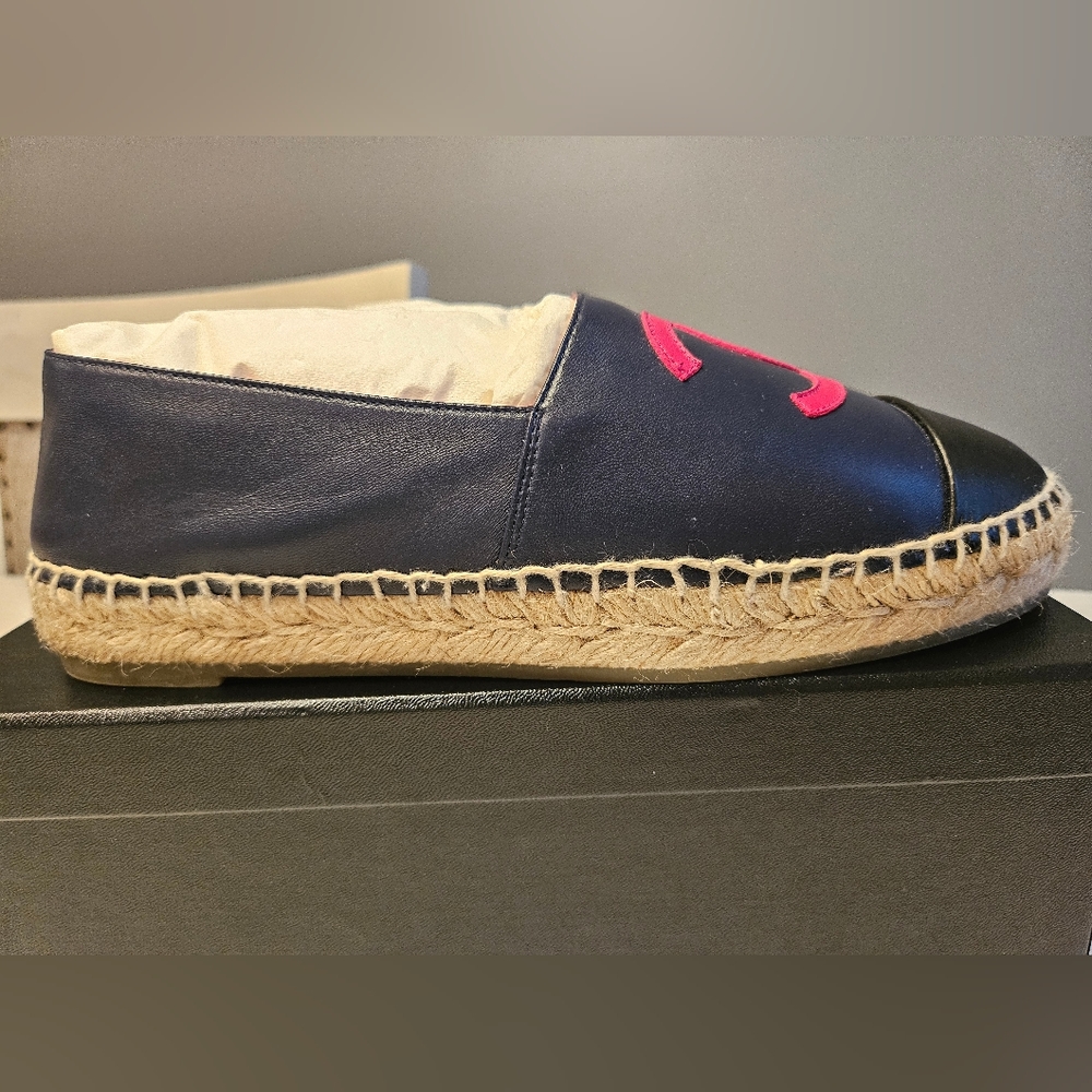 ❌️SOLD❌️CHANEL Navy Pink Lambskin CC Logo Espadrilles Size 40 EUC - Picture 5 of 15